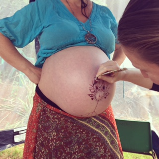 henna on pregnant belly